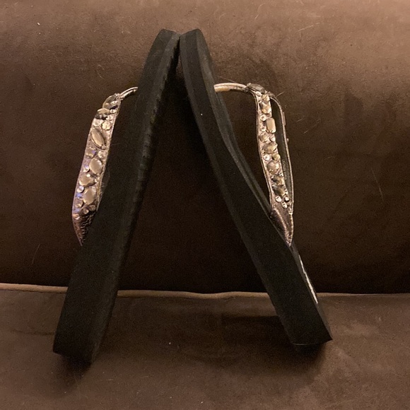 Black flip flops with silver studded straps - Picture 4 of 6